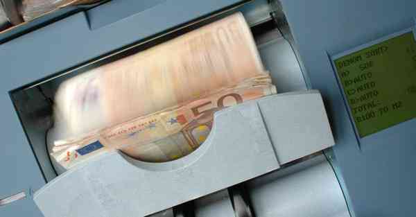 游泳池清底智能机器人